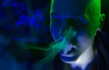 Club Party - gece hayatı. Smokin seksi şık yakışıklı genç