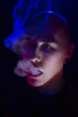 Club Party - gece hayatı. Smokin seksi şık yakışıklı genç