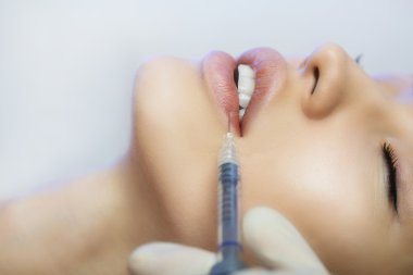 Kadının dudakları güzellik salonda bir enjeksiyon alır