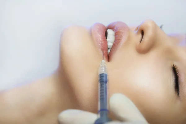 Femme obtient une injection dans ses lèvres dans le salon de beauté — Photo