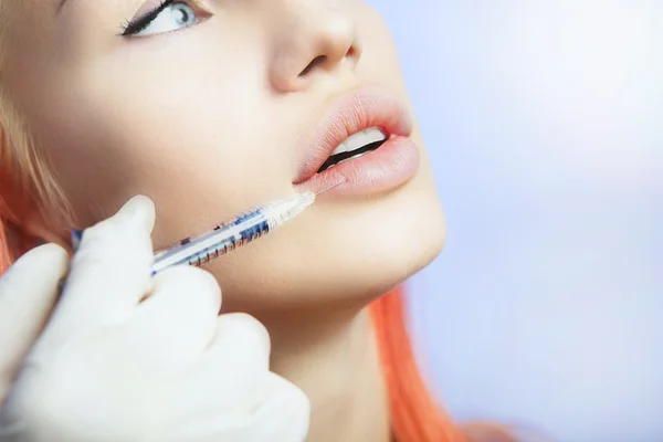 Mulher Geting uma injeção em seus lábios no salão de beleza — Fotografia de Stock