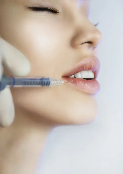 Mulher recebe uma injeção em seus lábios no salão de beleza — Fotografia de Stock