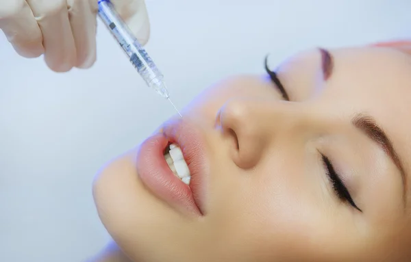 Женщина, получающая инъекцию в губы в салоне красоты — стоковое фото