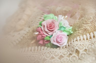 Romantik tarzı: moda stüdyo çekim güzel çiçek kolye