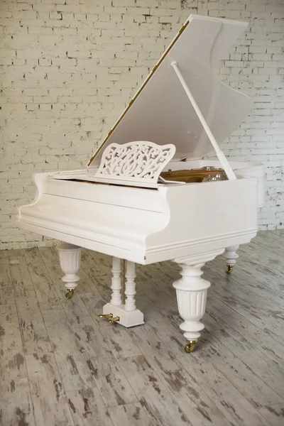 Pianoforte bianco in un interno moderno bianco. Salotto bianco . — Foto Stock