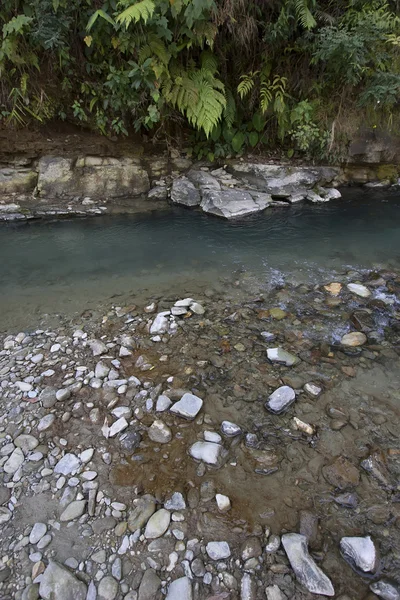 Paesaggio fluviale montano, Pokhara, Nepal — Foto Stock