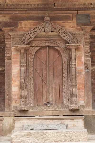 Mooie oude houten deur in Kathmandu, Nepal — Stockfoto