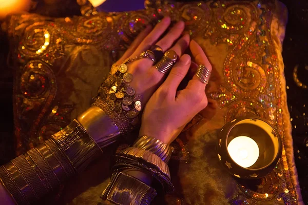 Χρυσή ανατολίτικο κοσμήματα και αξεσουάρ: γυναικεία χέρια με την Ινδία — Φωτογραφία Αρχείου