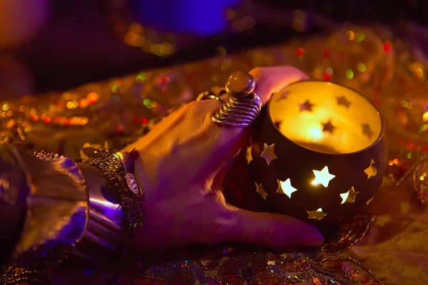 Gyllene orientaliska smycken och accessoarer: kvinnliga händer med Indien — Stockfoto
