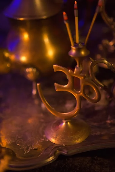 Altın Om sembol formu ve lüks altın s tribünde tütsü — Stok fotoğraf