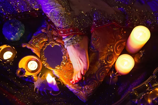 Goldener orientalischer Brautschmuck und Accessoires: weiblicher Fuß mit — Stockfoto