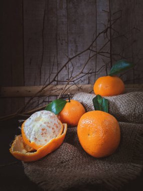 Tahta arka planda taze limon.