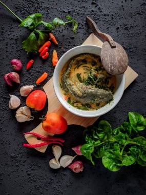 Lezzetli tavuk Soto beyaz kase üzerinde