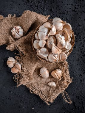 Geleneksel sepetin üzerinde beyaz ve parlak sarımsak