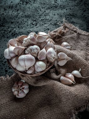 Geleneksel sepetin üzerinde beyaz ve parlak sarımsak