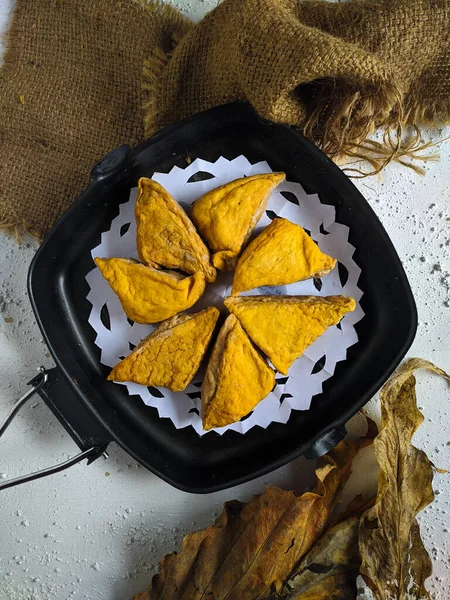 Siyah tabakta leziz Baso tofu.