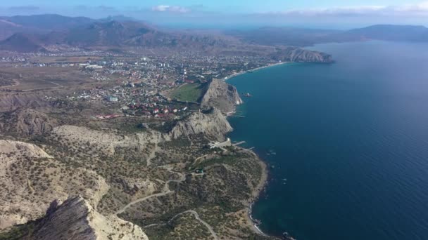 Vista da baía incrível. Novo Mundo. A Crimeia. Vista aérea. Imagens de drones 4k. Estrada de montanha incrível — Vídeo de Stock