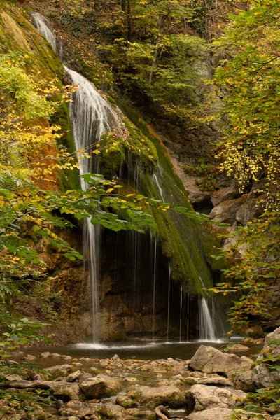 Herbst Gebirgswasserfall Bachblick Wasserfall Den Herbstlichen Bergen Herbstlicher Wasserfall Den — Stockfoto