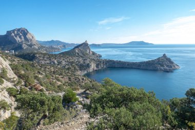 Kırım 'daki tatil köyünün güzel yaz deniz manzarası. Golitsyn Yolu, Cape Kapchik. Karadeniz tatili.