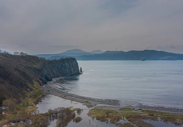 Vista para o golfo do Oceano Pacífico, baía de Avacha, o vulcão Vilyuchinsky colina no fundo. Península de Kamchatka, Rússia — Fotografia de Stock