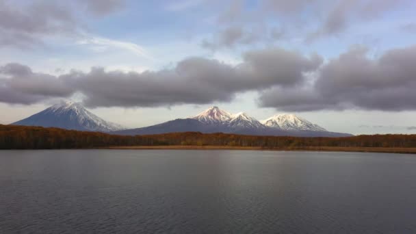 Imágenes de drones 4k. Vista aérea de la cámara retrocediendo bajo los lagos. Hermoso paisaje volcánico nocturno de la península de Kamchatka al atardecer: paisaje vista otoñal del cono de los volcanes Avachinskaya — Vídeo de stock