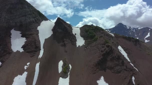 カムチャツカ半島の山岳チェーンの空中ビュー ドローン4K映像 劇的な空撮 7月の雪の山 — ストック動画