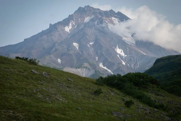 View of Viluchinskiy volcano in summer. Kamchatka — 스톡 사진