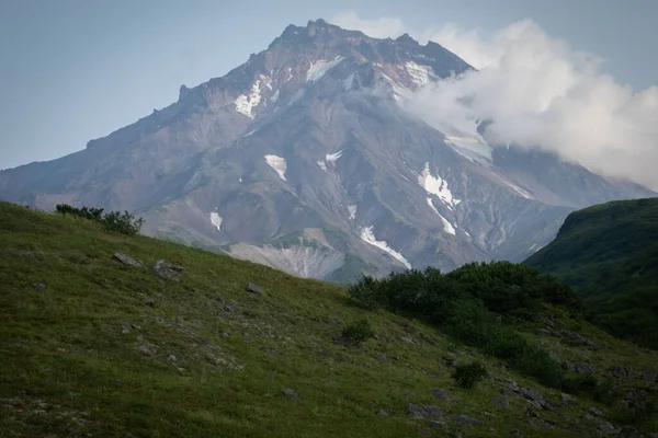 View of Viluchinskiy volcano in summer. Kamchatka Images De Stock Libres De Droits