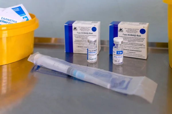 Coronavirus (COVID-19) aşı merkezi sağlık görevlisi Sputnik V (V) aşısını kullanıma hazırlar. Rusya Federasyonu, Ocak 2021