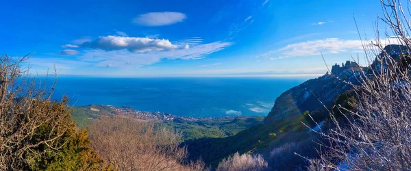 Yerleşim yeri Gaspra (Deniz Panoramik Manzarası). Ai-Petri Dağı, Karadeniz, Kırım Yarımadası, Şubat 2021