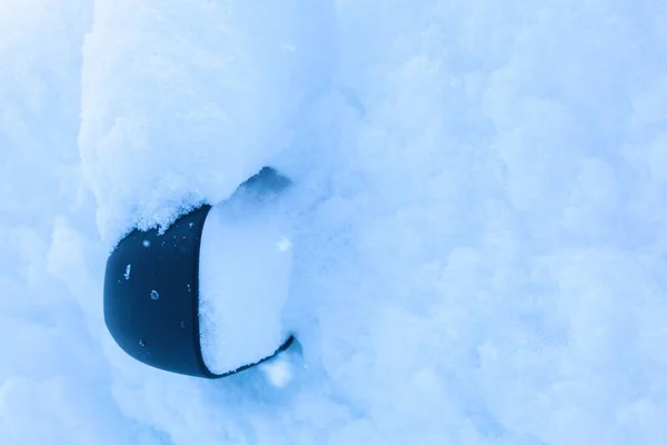 Kar kaplı araba aynası (Yakın plan))