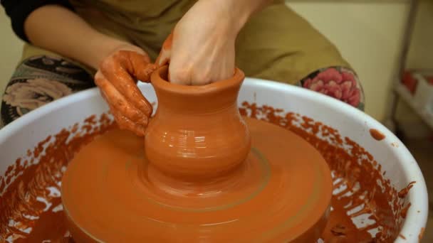 Mani Del Vasaio Modellano Una Brocca Argilla Sulla Ruota Vasaio — Video Stock