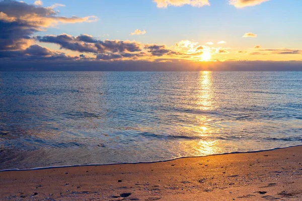 Shtormovoye köyü yakınlarındaki Karadeniz kıyısında gün batımı. Fotoğraf deniz seyahati, dinlenme ve tatil temalarını resmetmek için yaratıldı.