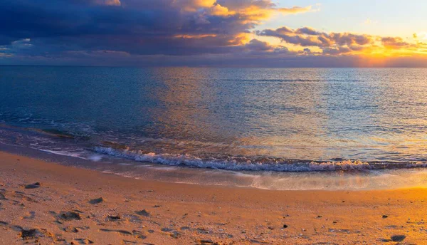 Karadeniz 'in kumlu kıyıları batan güneşin ışınlarında (Deniz Burnu)