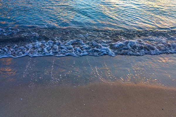 Kışın Karadeniz kıyısında. Kumsal, deniz dalgası ve köpük)