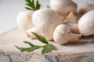Tahtada taze beyaz şampiyon mantarları