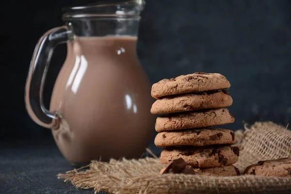 Chocolate Chip Cookies Mit Einem Glas Leckerer Schokoladenmilch — Stockfoto