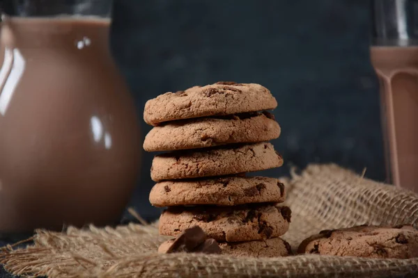 Chocolate Chip Cookies Mit Einem Glas Leckerer Schokoladenmilch — Stockfoto