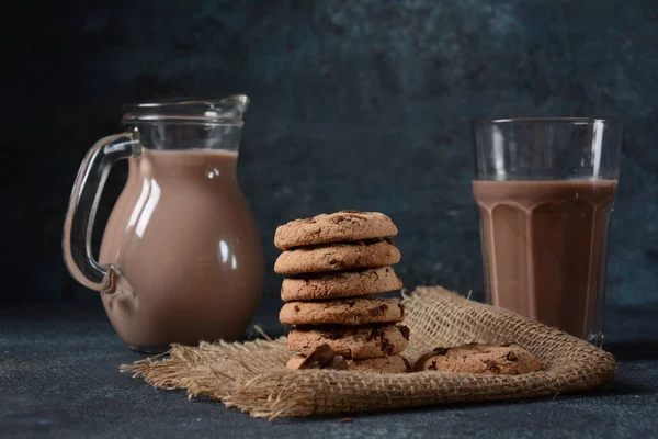 Chocolate Chip Cookies Mit Einem Glas Leckerer Schokoladenmilch — Stockfoto