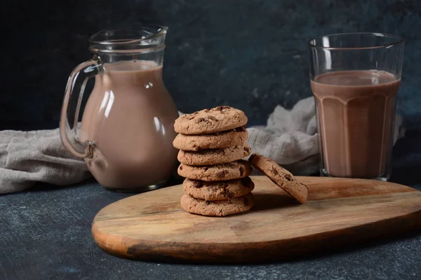 Chocolate Chip Cookies Mit Einem Glas Leckerer Schokoladenmilch — Stockfoto