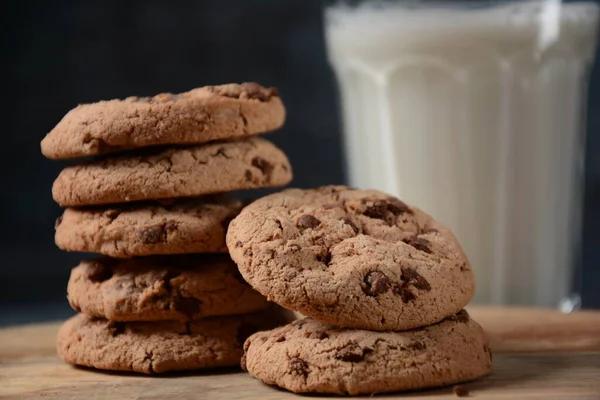 Schokoladenkekse Mit Milch Auf Holzbrett — Stockfoto