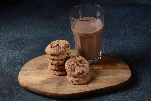 Chocolate Chip Cookies Mit Einem Glas Leckerer Schokoladenmilch — Stockfoto