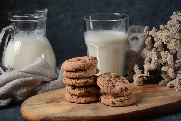 Schokoladenkekse Mit Milch Auf Holzbrett — Stockfoto