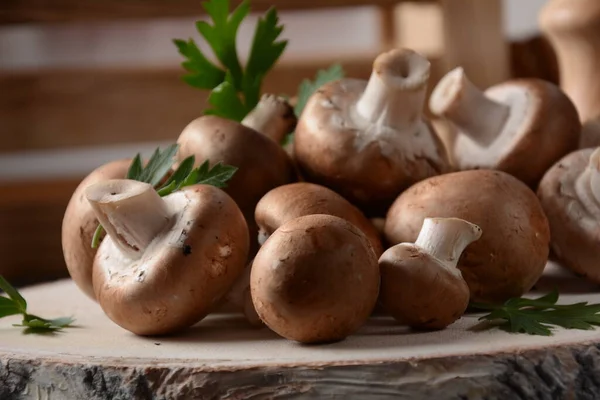 木板上的新鲜棕色香菇 — 图库照片