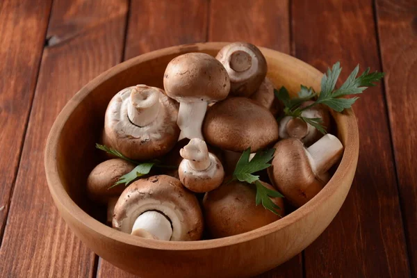 木碗中新鲜的褐色香菇 — 图库照片