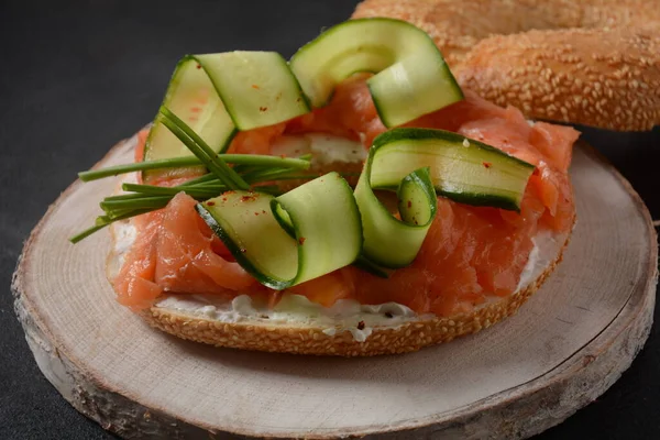 Bagel Szendvics Lazaccal Krémsajttal Uborkával — Stock Fotó