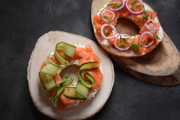 加鲑鱼 奶油芝士 黄瓜和洋葱的三明治 — 图库照片