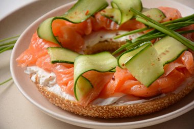 Somonlu bagel sandviç, krem peynir, salatalık., 