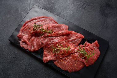 Baharatlı ve biberiyeli çiğ biftek..