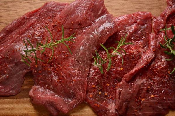 Rohe Rindersteaks Mit Gewürzen Und Rosmarin — Stockfoto